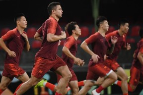 精彩的足球比赛赛前热身秀引爆球迷热情()