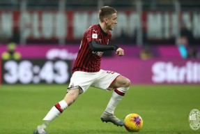 开云官方在线-曼联试图续约梅塔，球队稳定需力争()