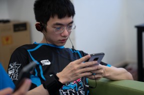 开云体育下载-卫冕冠军或遭遇困难，备战气氛褒贬不一()