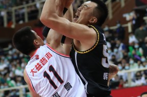 开云中国-球队后卫在比赛中展现出色的表现()