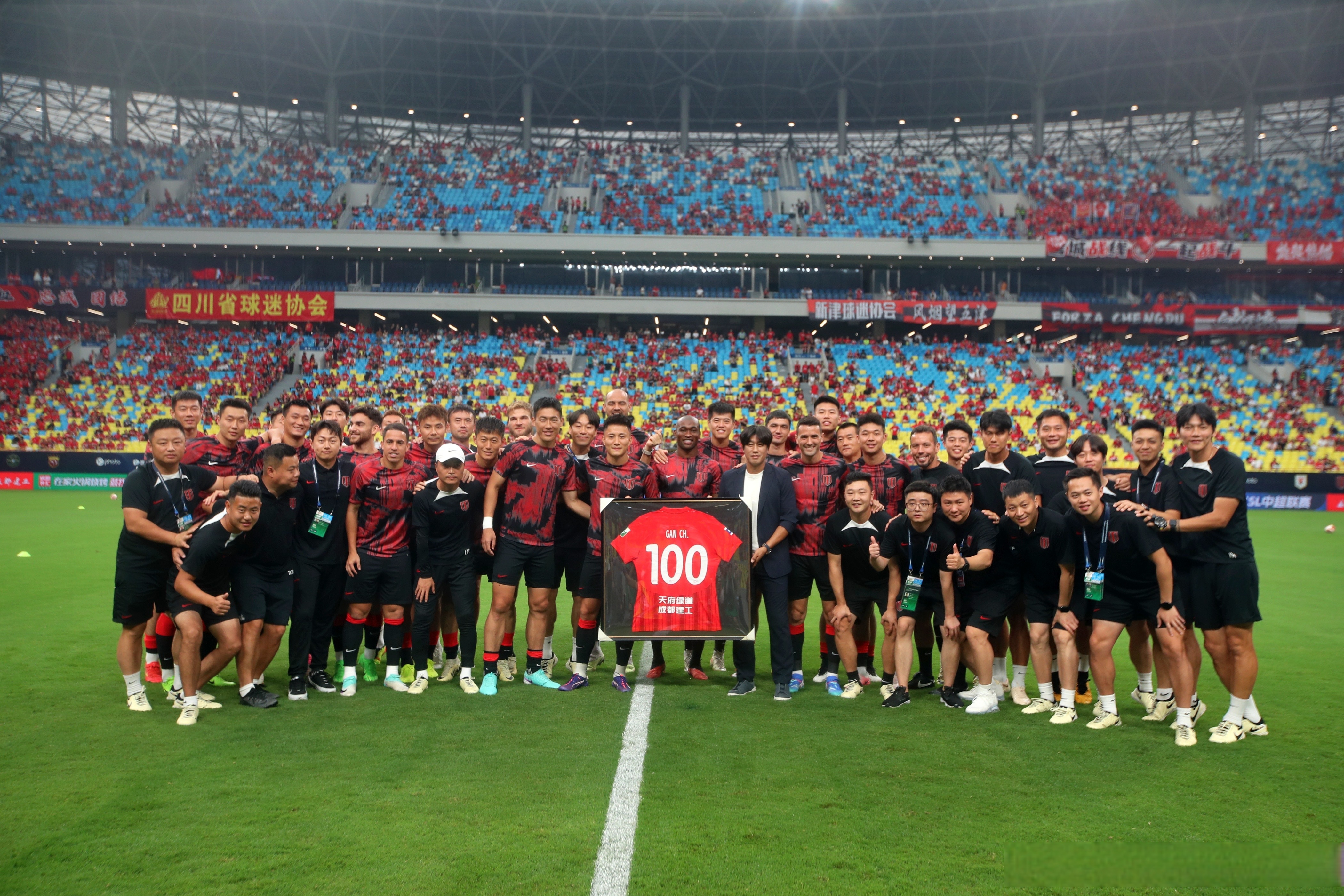 足球明星在亚洲俱乐部足球锦标赛中闪耀登场()  第1张