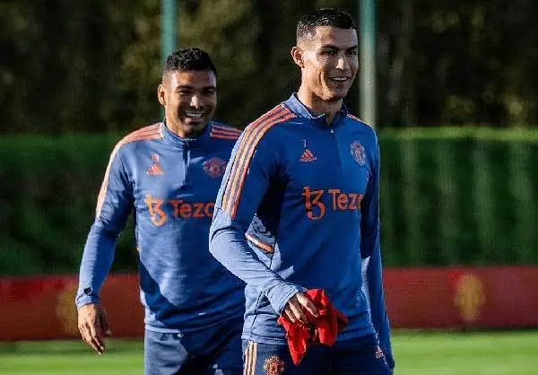 曼联激胜瓦伦西亚，实力碾压对手()  第1张