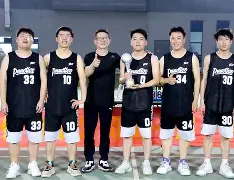 kaiyun app-精心布局！球员们在场上紧张角逐争取进球()  第1张