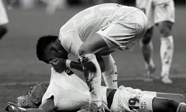 开云体育娱乐app-AC米兰客场一球惊悚逆转热那亚，继续保持斗志()  第2张